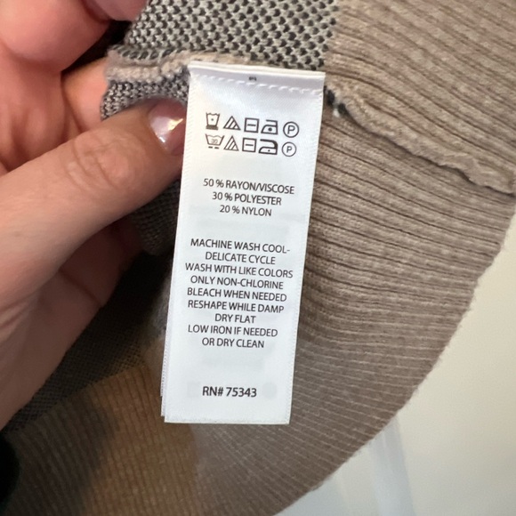 Max Studio Plaid Knit V-Neck Fall Sweater in Tan and Black Size 2X - Picture 5 of 5